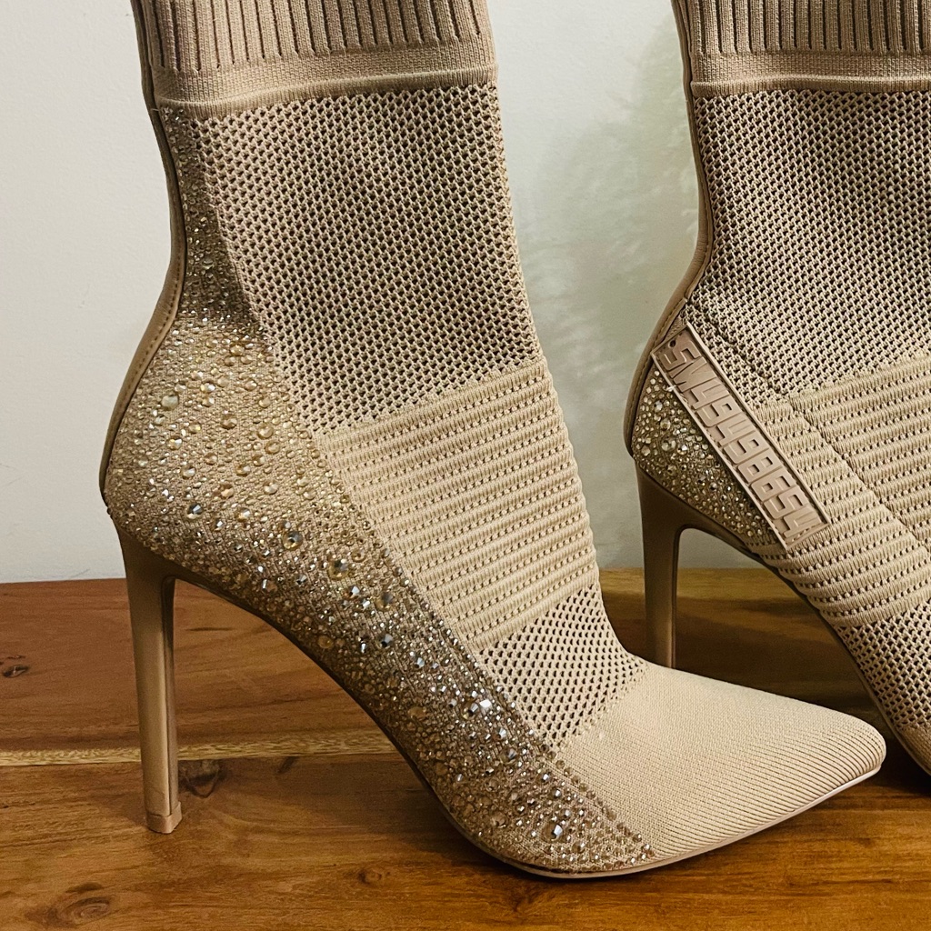 Steve Madden - Elegant Beige Knit Ankle Boots Women’s Size 11 Spiked Heel 4”